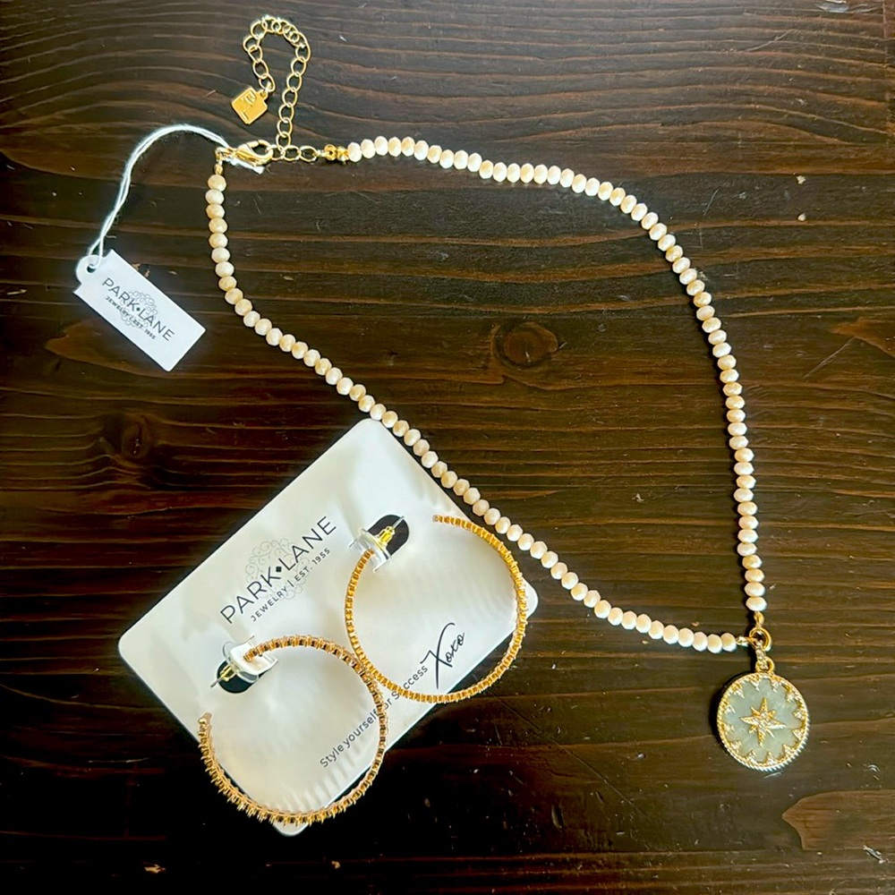 Gold rhinestone and pretty beaded necklace set.